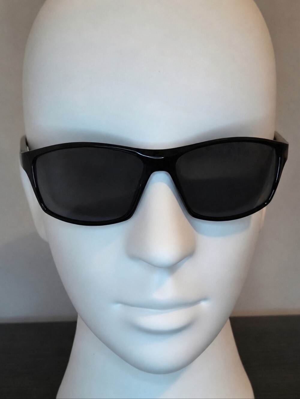 NWT Kenneth Cole Reaction KC1384 Black Wrap Sunglasses Smoke Lens Unisex